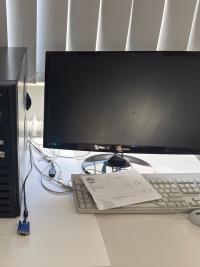 Samsung S24B350H 24-inch Full HD 1920 x 1080 monitor featuring a glossy black bezel and circular stand.